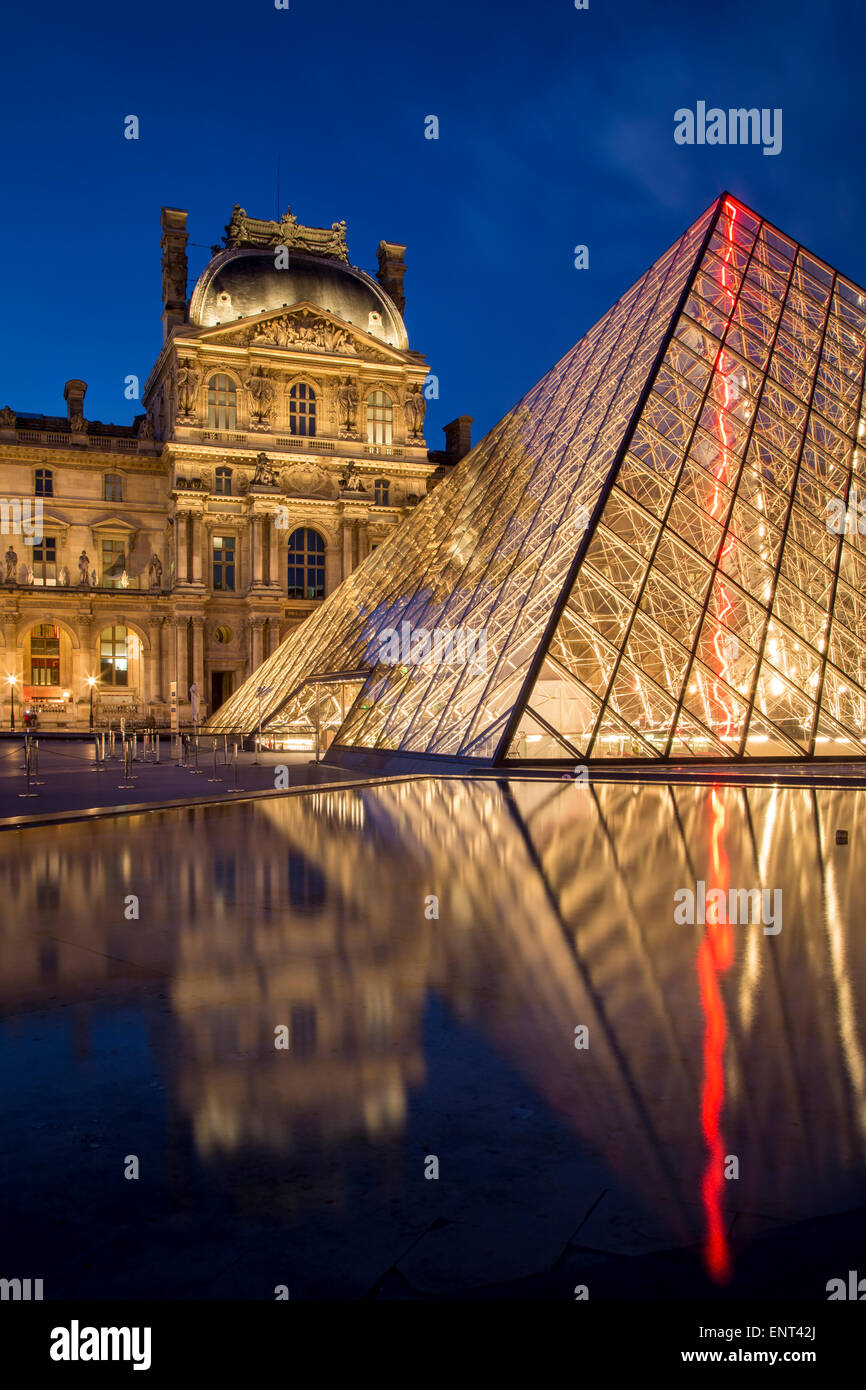 Twilight riflessioni a Musse du Louvre, Parigi Francia Foto Stock