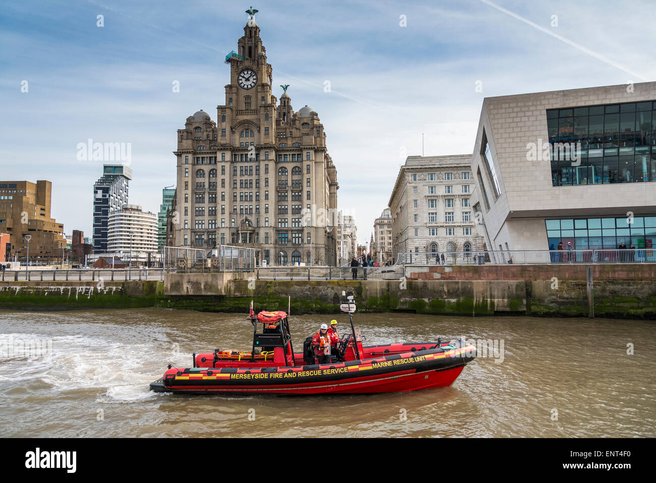 Merseyside fuoco e di salvataggio Service Marine unità di salvataggio lanciare al Liverpool pierhead con il Royal Liver Building dietro. Foto Stock