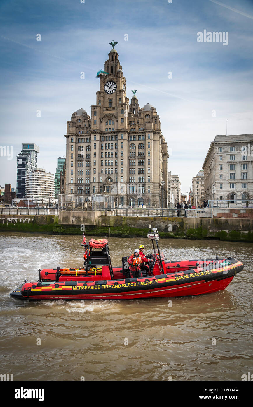 Merseyside fuoco e di salvataggio Service Marine unità di salvataggio lanciare al Liverpool pierhead con il Royal Liver Building dietro. Foto Stock