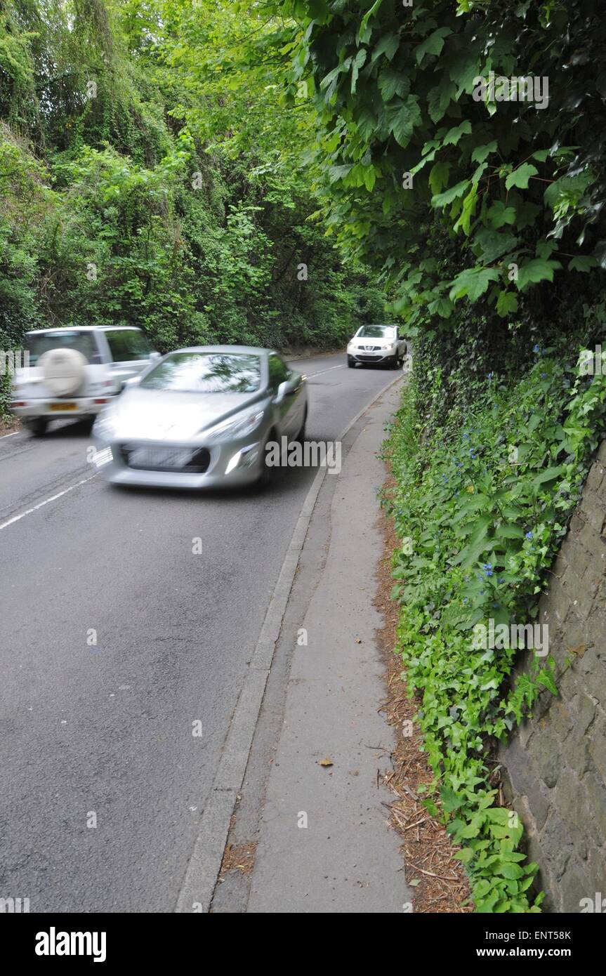Il percorso stretto pericolosamente vicino a traffico veloce a Pulborough Sussex Foto Stock