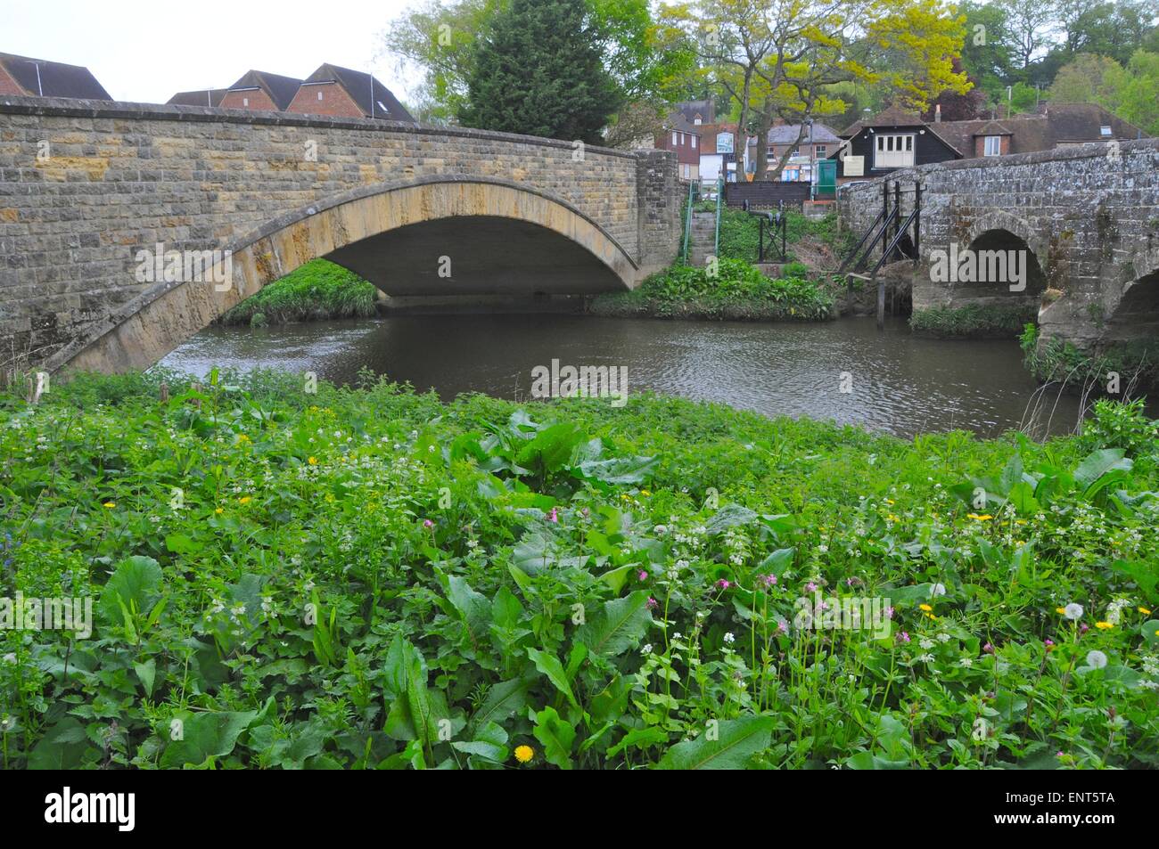 I due antichi ponti che attraversano il fiume Arun a Pulborough in Sussex Foto Stock