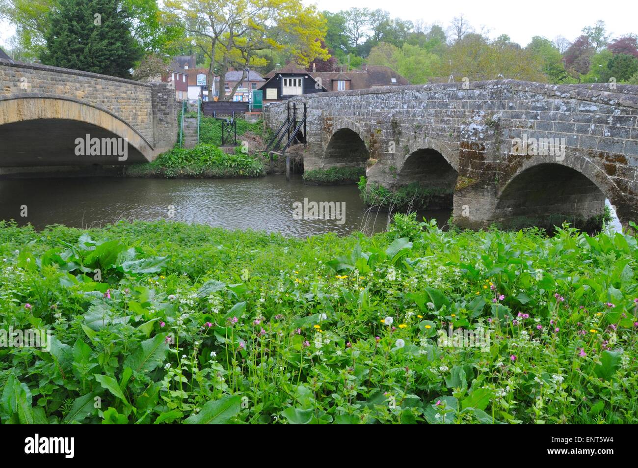 I due antichi ponti che attraversano il fiume Arun a Pulborough in Sussex Foto Stock