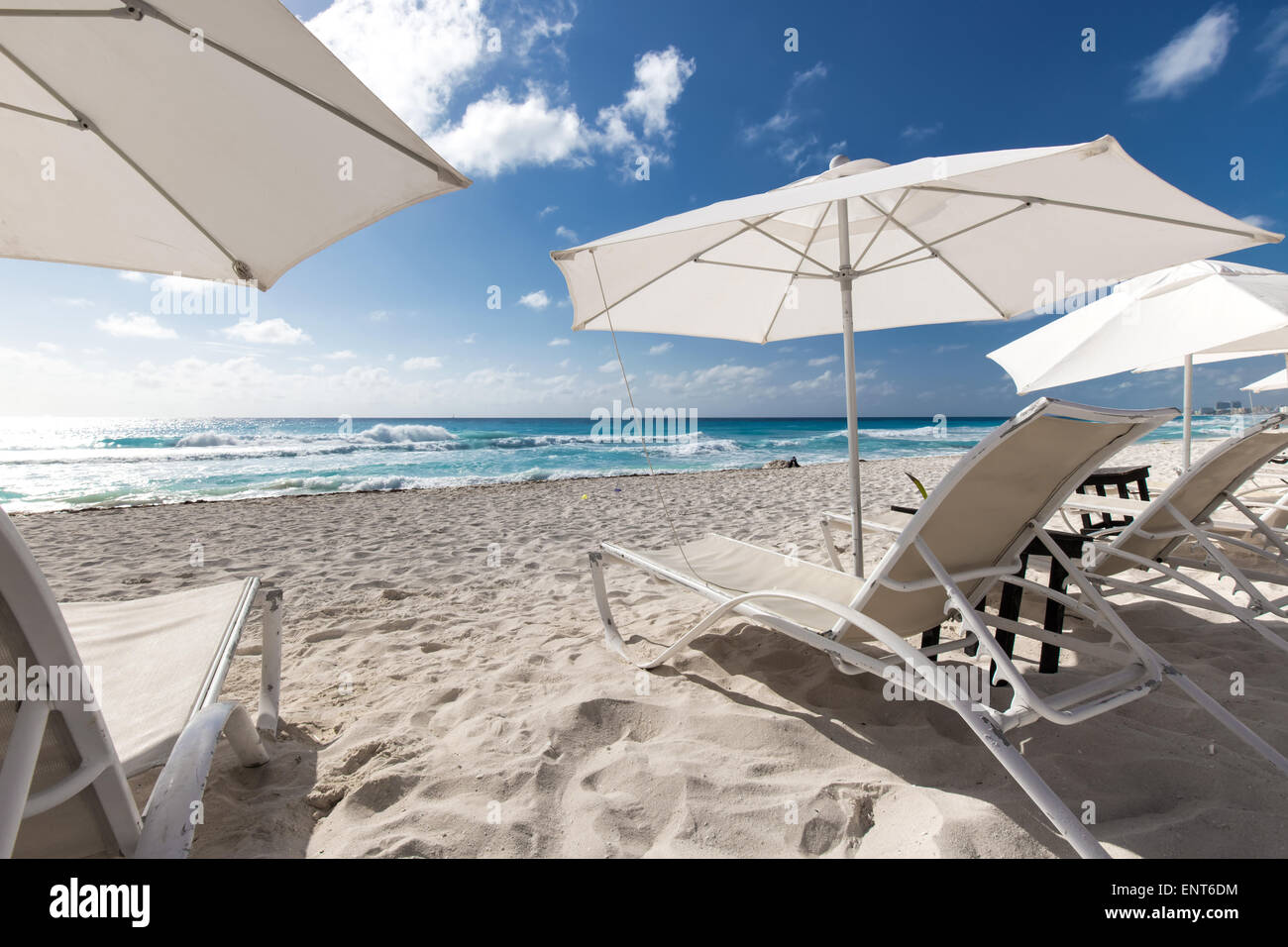 Caraibi spiaggia con ombrelloni e lettini Foto Stock