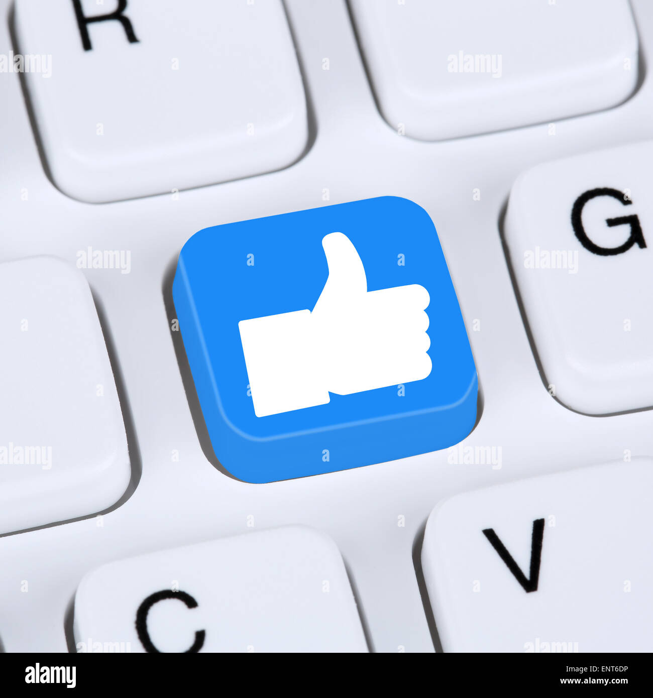 Concetto di Internet come icona pulsante simbolo pollice in alto social media o di rete sulla tastiera del computer Foto Stock