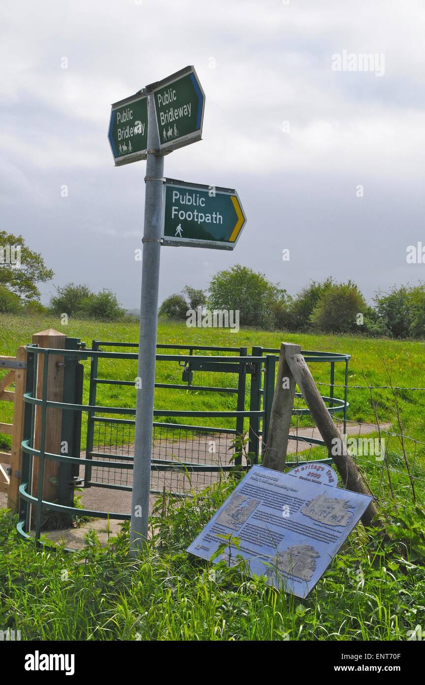 Segno di orientamento post direzione bridlepath gateway trail heritage Pulborough Horsham District Foto Stock