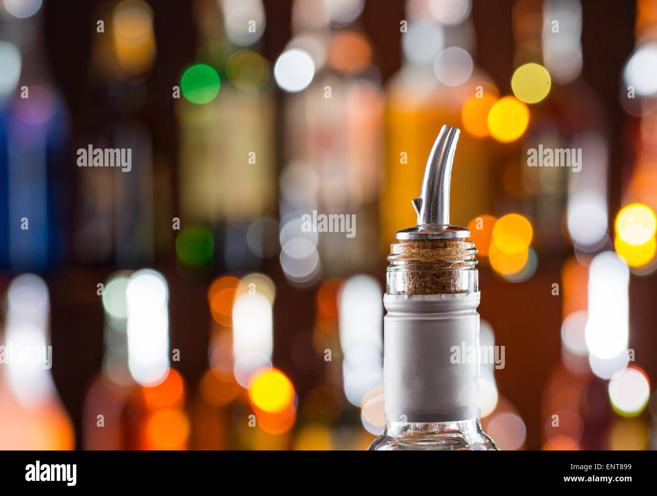 Dettaglio della bottiglia di alcool con un materiale di riempimento sulla barra, close-up. Foto Stock