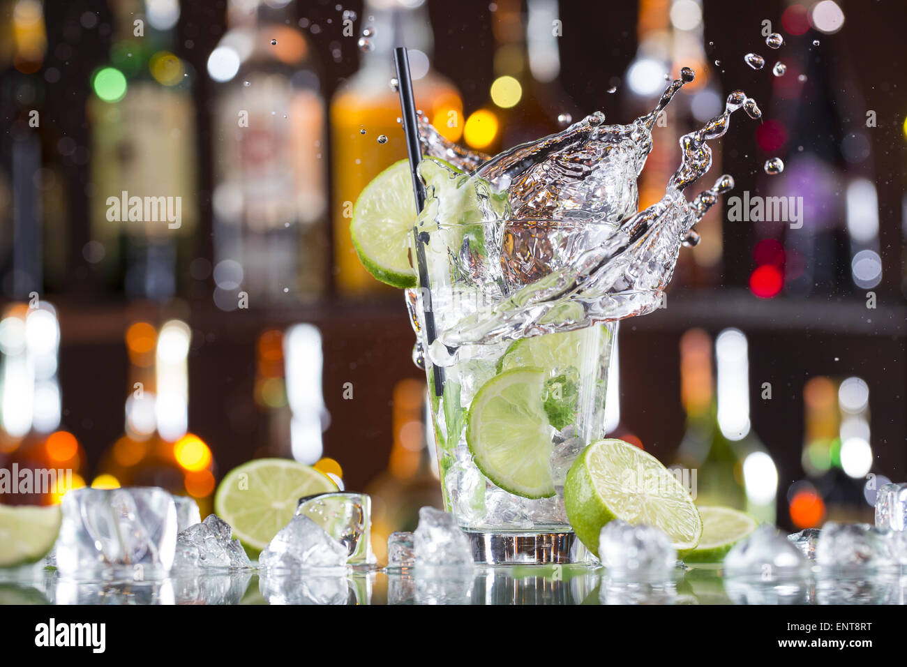 Il mojito fresco drink con spruzzi di liquido, congelare il movimento. Foto Stock