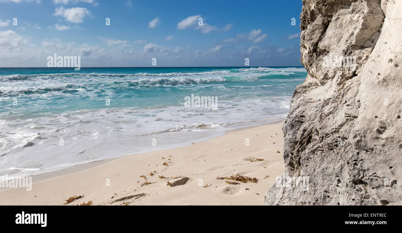 Oceano con le onde e le rocce sulla spiaggia caraibica Foto Stock
