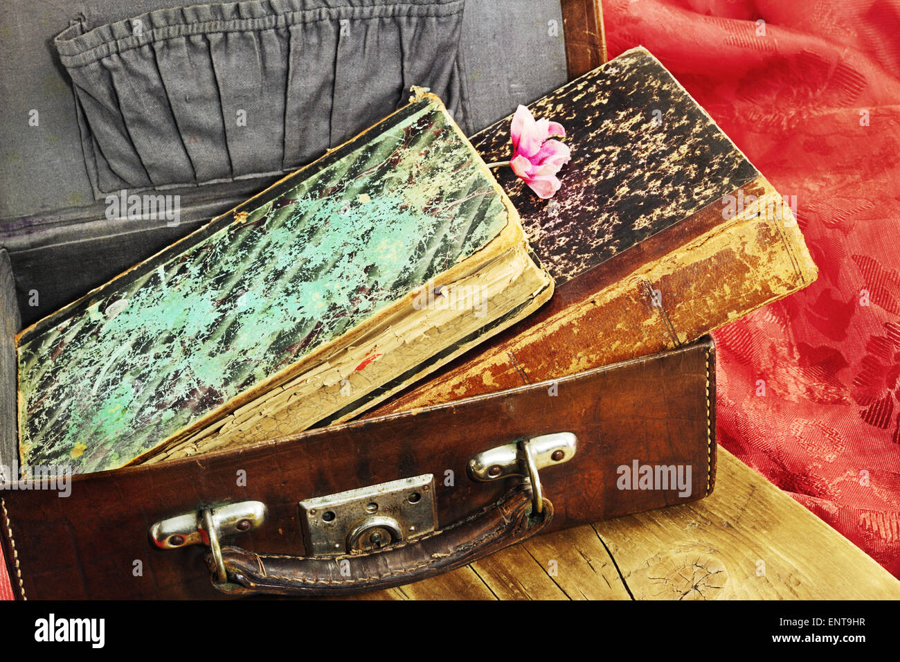 Vecchi libri in pelle vintage valigia Foto Stock