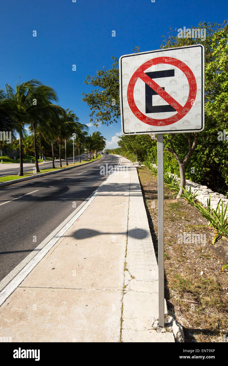 Messico, Cancun - 5 Marzo 2015: Nessun segno di parcheggio sulla strada dei caraibi road Foto Stock