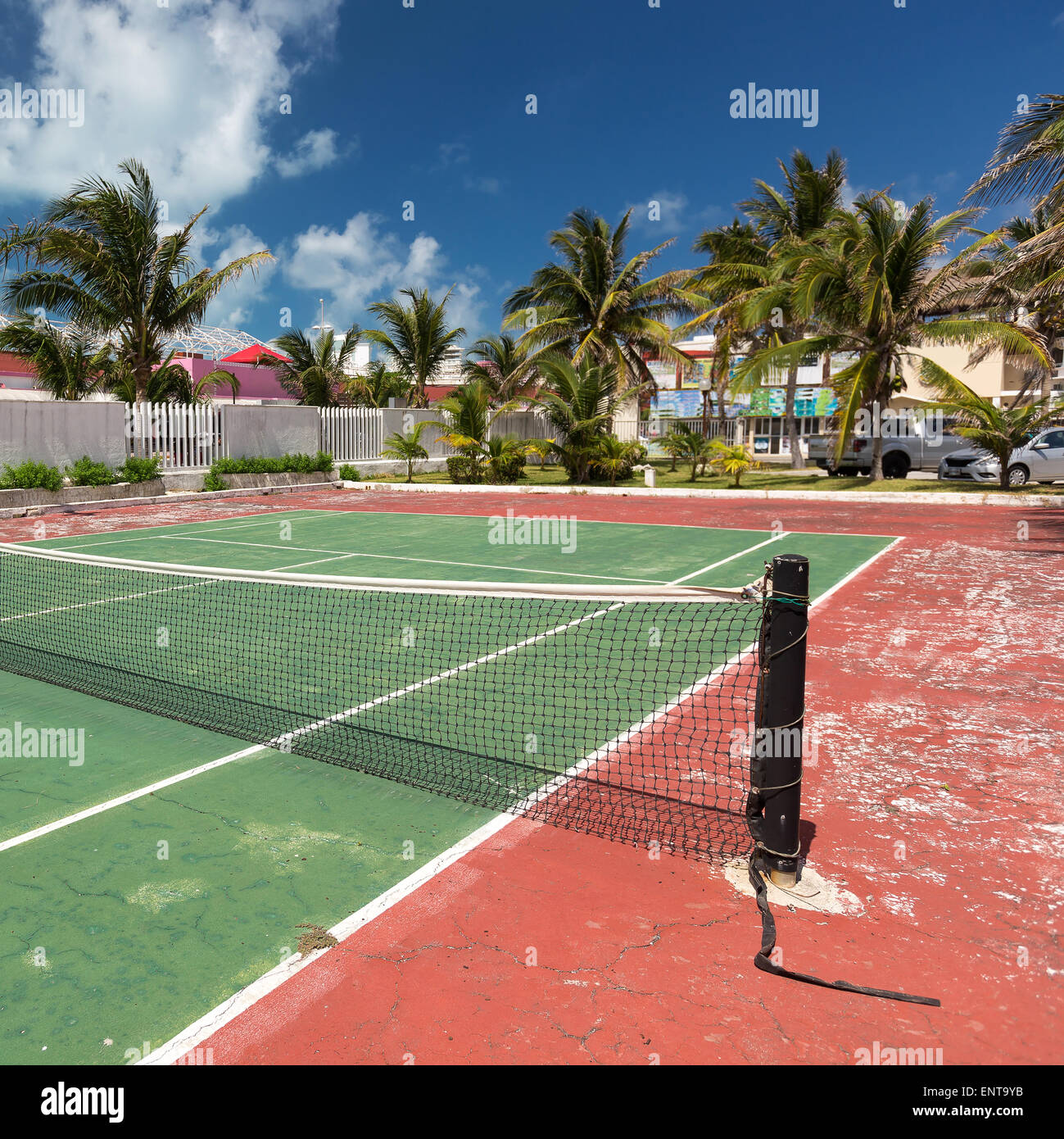 Scoperta tennis net a corte con nessuno Foto Stock