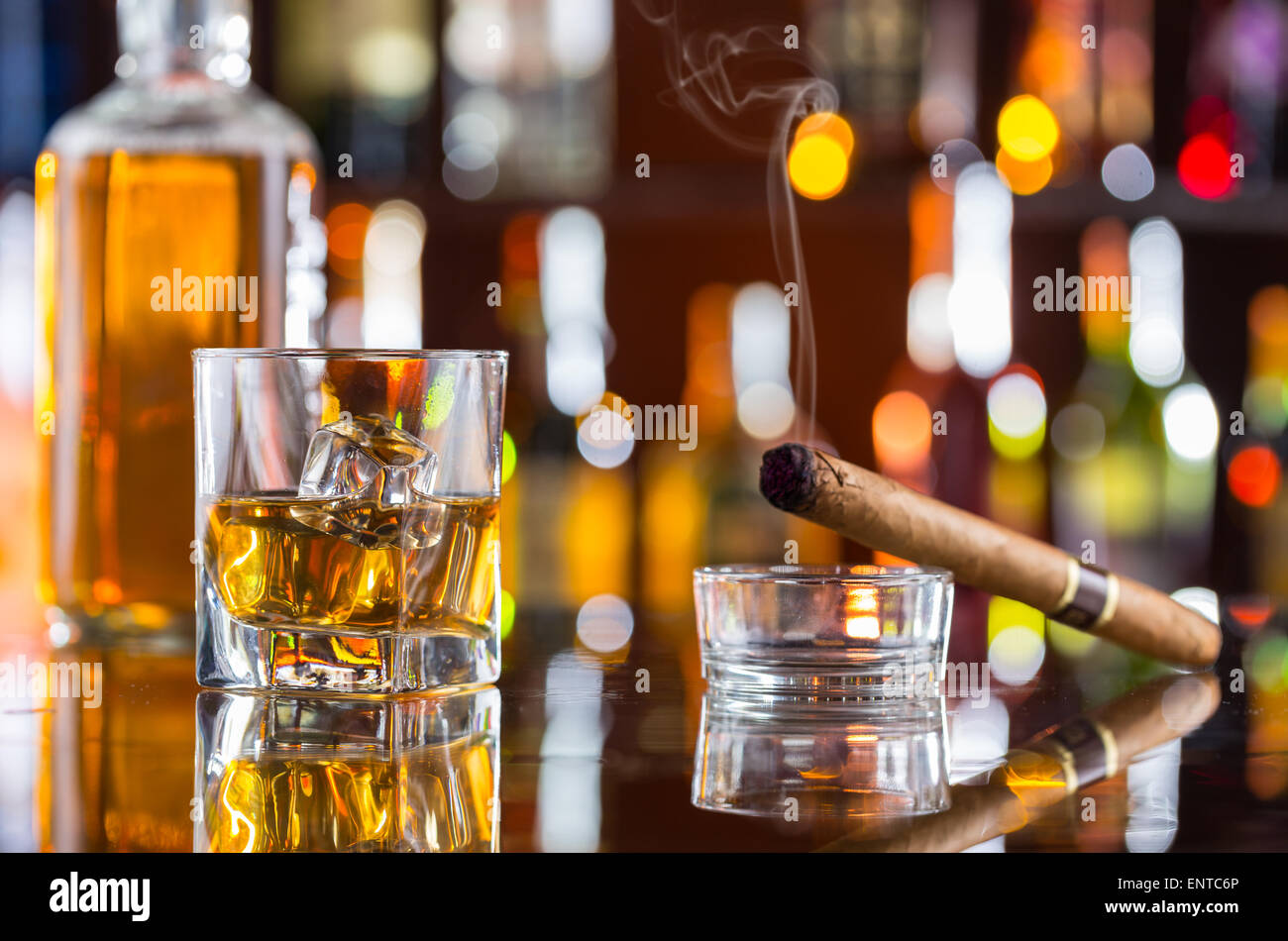 Whiskey drink con il fumo di sigaro sul bancone bar Foto Stock