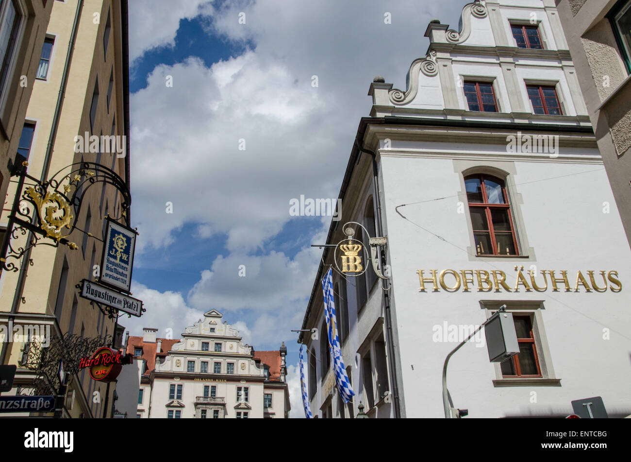 L'Hofbrauhaus è Monaco di Baviera Top attrazione turistica importante quasi come la Baviera bianco e azzurro del cielo. Foto Stock