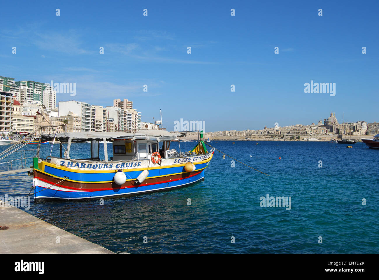 Luzzu tradizionale nel porto di Marsamxett Sliema Malta mediterraneo Foto Stock