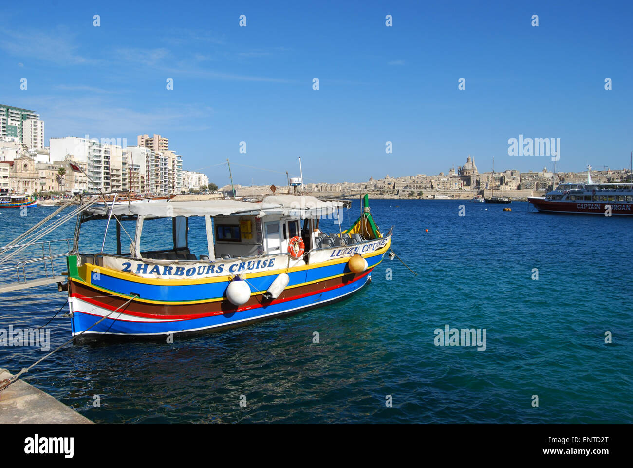Luzzu tradizionale nel porto di Marsamxett Sliema Malta mediterraneo Foto Stock