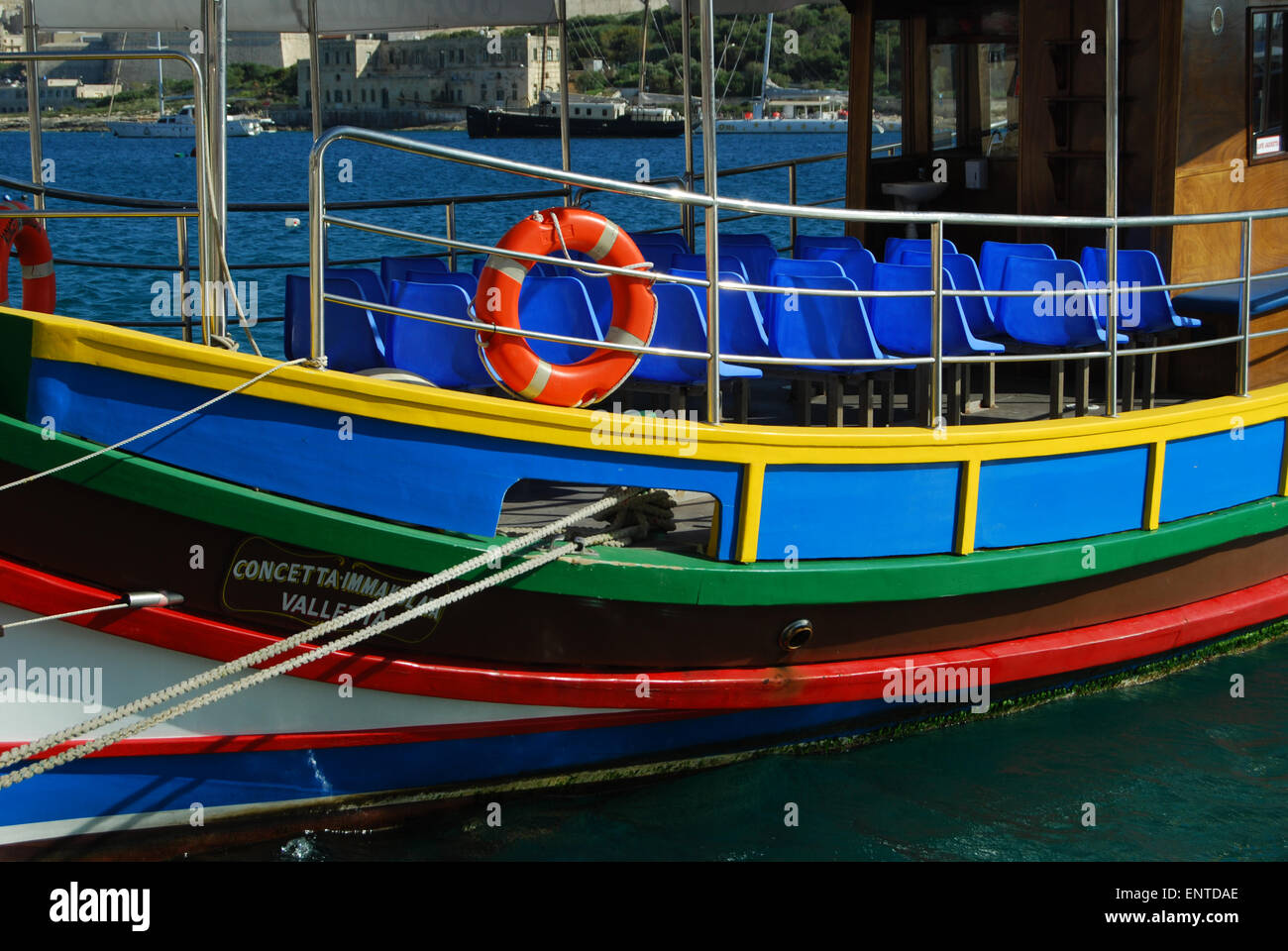 Luzzu tradizionale nel porto di Marsamxett Sliema Malta mediterraneo Foto Stock