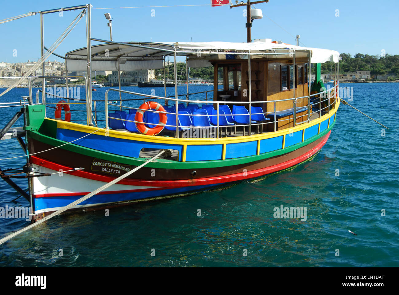 Luzzu tradizionale nel porto di Marsamxett Sliema Malta mediterraneo Foto Stock