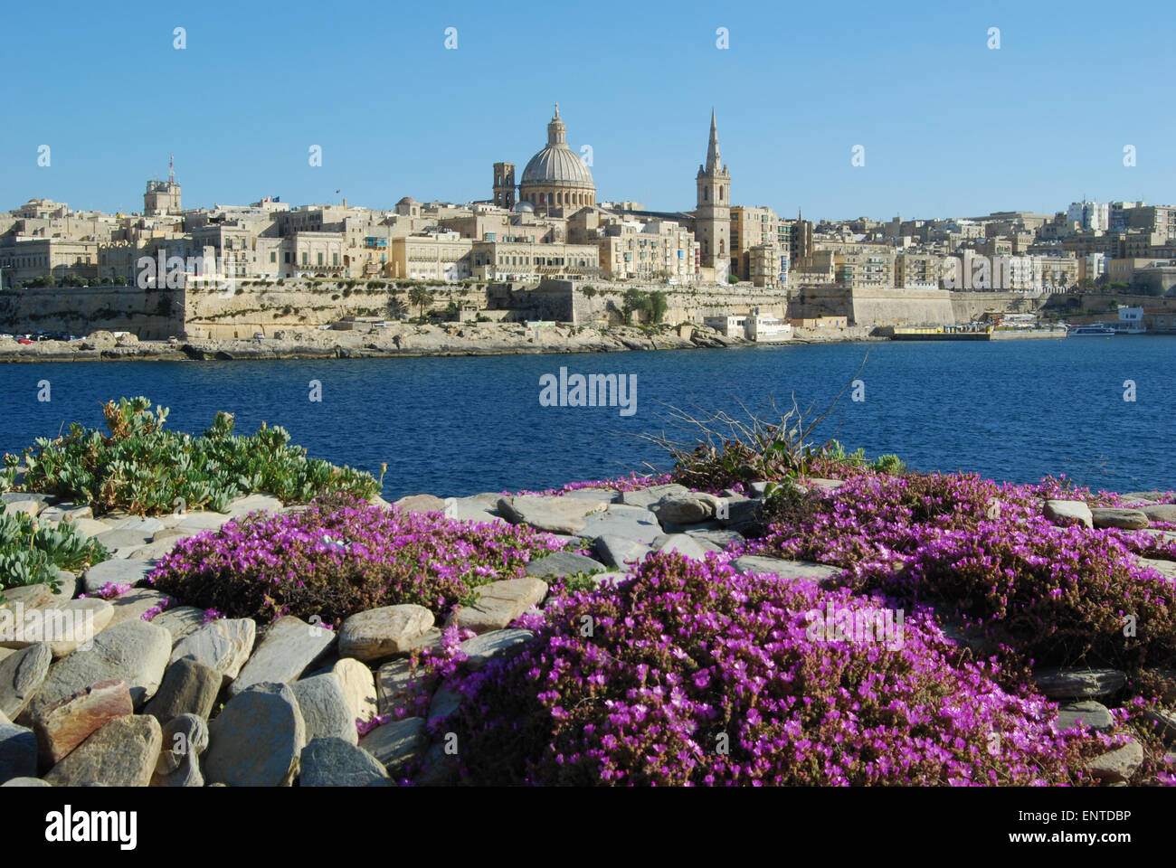 Vista della Valletta con Cattedrale Anglicana di San Paolo e la chiesa del Carmine, Malta mediterraneo Foto Stock