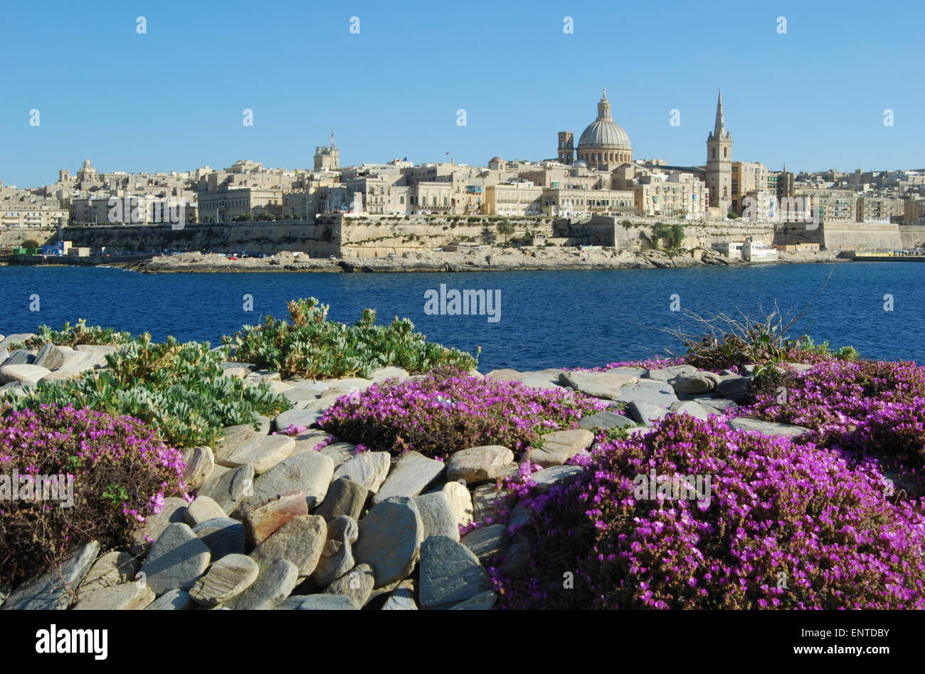 Vista della Valletta con Cattedrale Anglicana di San Paolo e la chiesa del Carmine, Malta mediterraneo Foto Stock