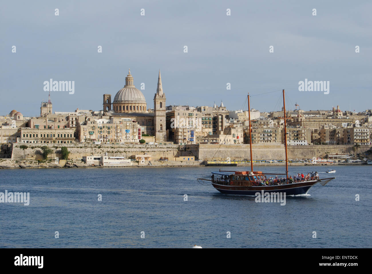 Vista della Valletta con Cattedrale Anglicana di San Paolo e la chiesa del Carmine, Malta mediterraneo Foto Stock
