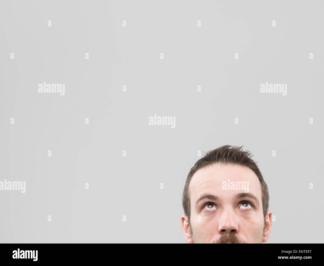 Immagine ritagliata dell uomo caucasico guardando verso l'alto. copia di spazio disponibile Foto Stock