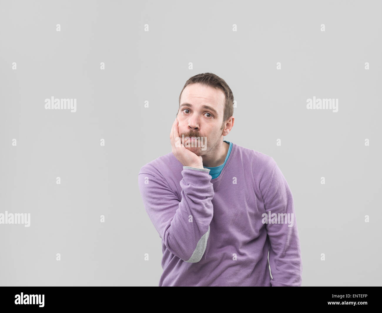 Ritratto di uomo con la sua mascella gonfia, esprimendo un dente acke Foto Stock