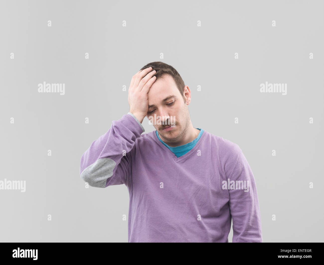 Vista anteriore dell'uomo con un mal di testa. copia di spazio disponibile Foto Stock