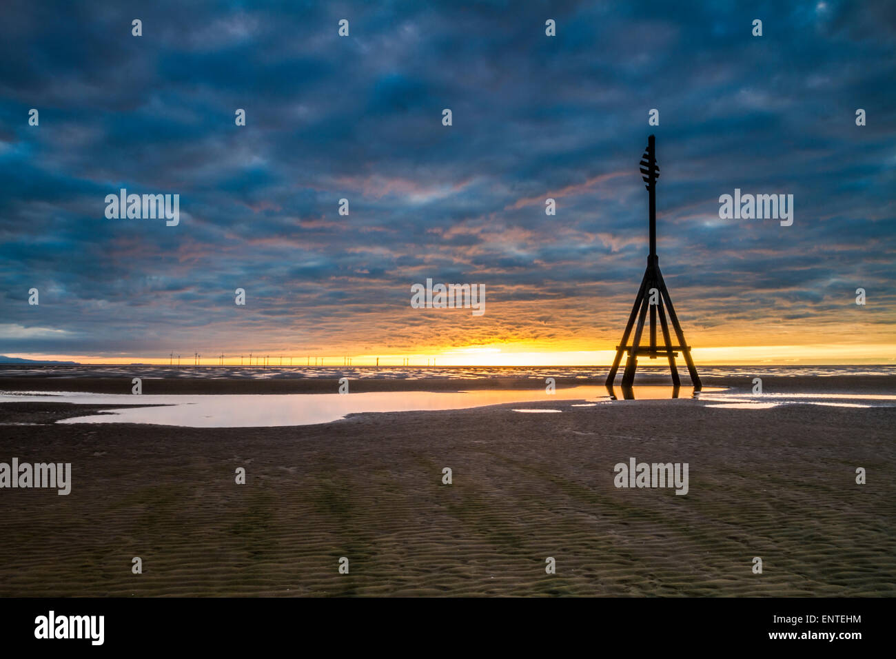 Crosby Beach, Merseyside England, Regno Unito - navigazione marker al tramonto Foto Stock