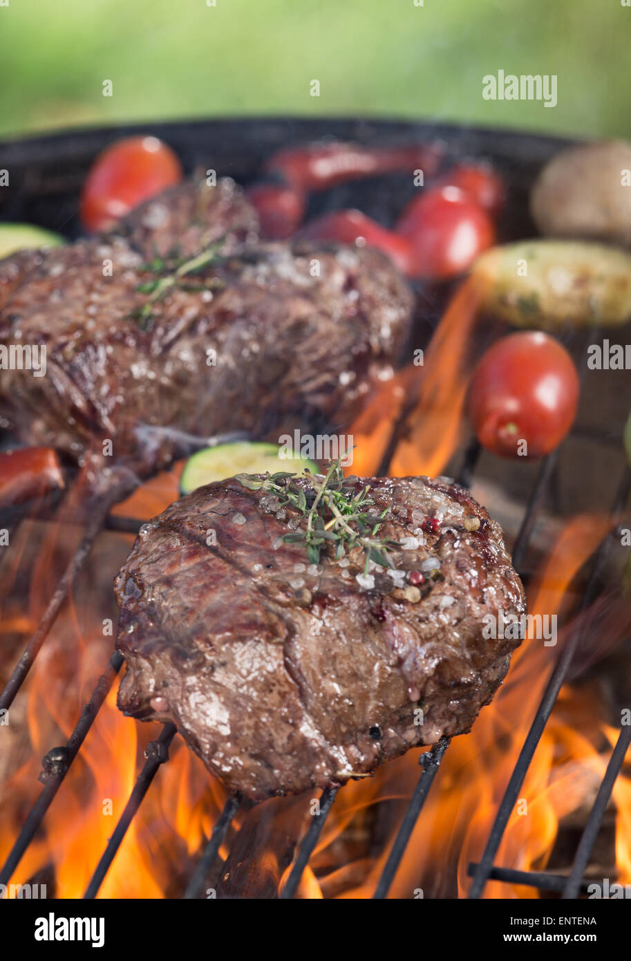 Deliziosa bistecca di manzo sulla griglia nel giardino, close-up Foto Stock