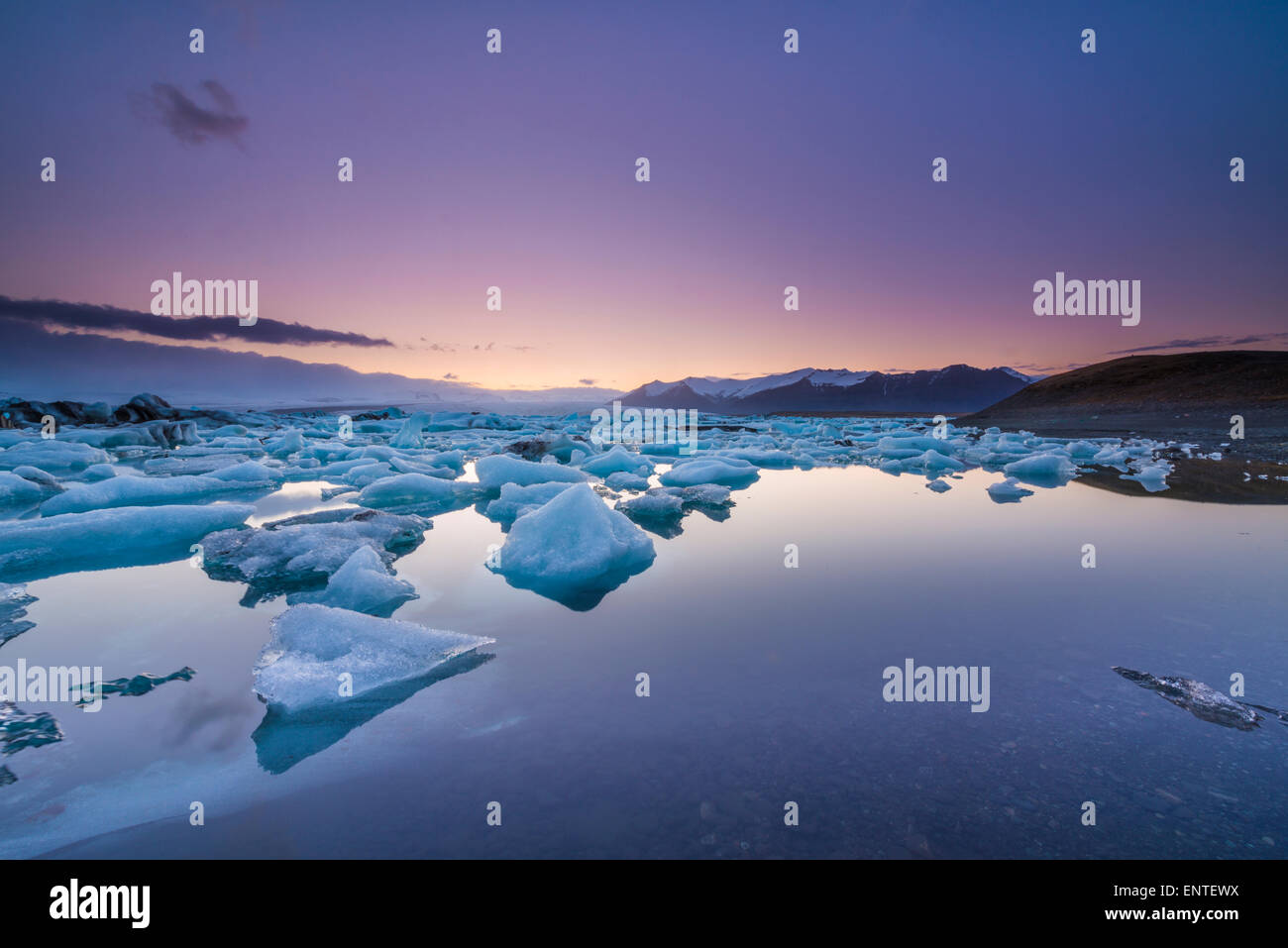 Islanda paesaggio - Tramonto a Jokulsarlon Laguna, Vatnajokull National Park, Islanda Foto Stock