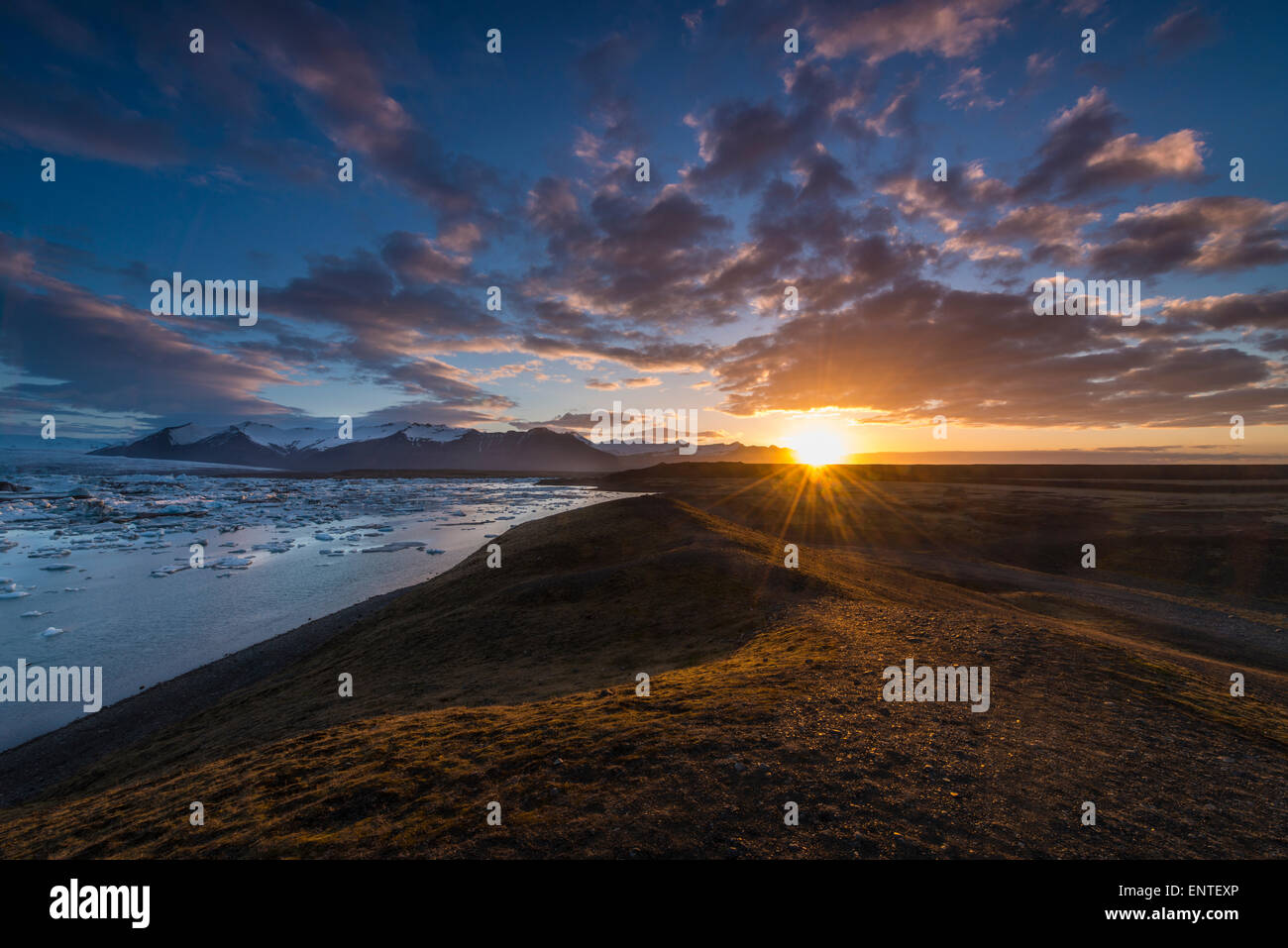 Islanda paesaggio - Sunrise all'alba a Jokulsarlon Laguna, Vatnajokull National Park, Islanda Foto Stock