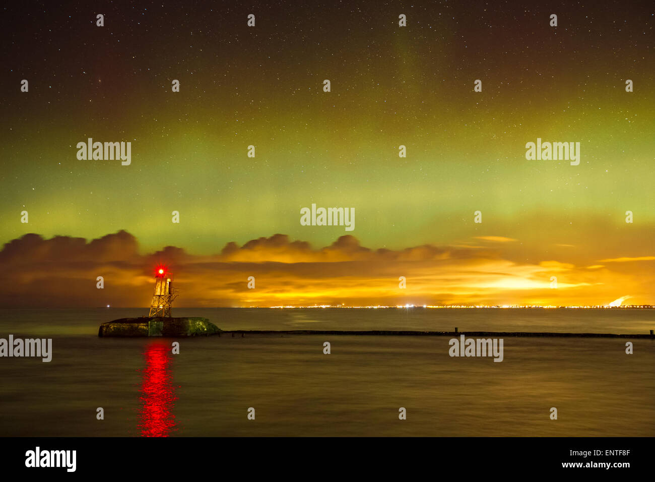 Scozia, Regno Unito - l'aurora boreale o l'aurora boreale sul porto di Ayr nel cielo notturno Foto Stock