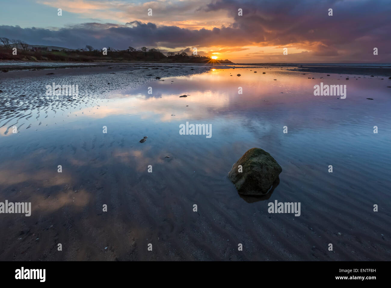 Greenan Beach, South Ayrshire, in Scozia, Regno Unito al tramonto Foto Stock