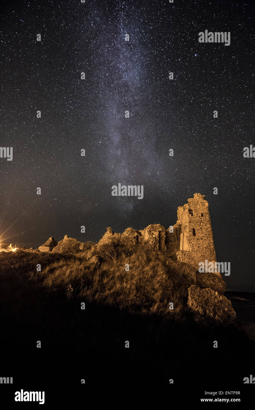 La Via Lattea nel cielo notturno su Castello Dunure, Scotland, Regno Unito Foto Stock