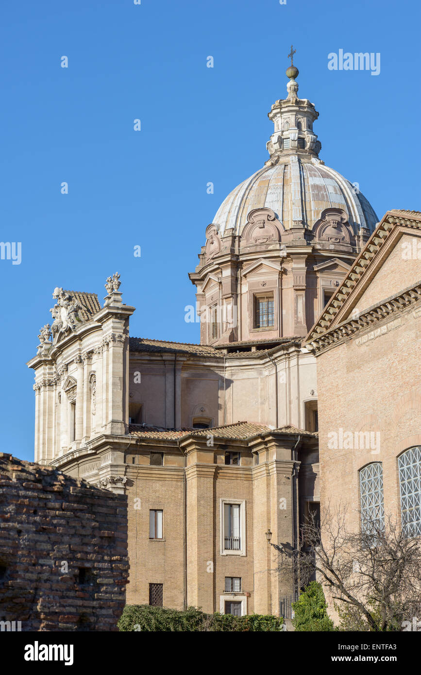 Resti di edifici e la statua nel Foro romano a Roma Italia Foto Stock