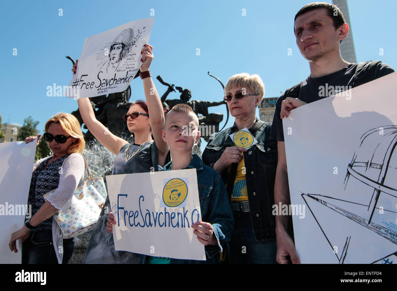Kiev, Ucraina. 11 Maggio, 2015. Gli ucraini tenere i ritratti di Nadia Savchenko durante un rally di sostegno nel centro di Kiev, Ucraina, 11 maggio 2015. Gli attivisti contrassegnare il compleanno del governo ucraino forze Nadiya pilota Savchenko e domanda il suo rilascio dalla prigione russa. Nadiya Savchenko mentre si serve con il governo ucraino forze era catturato il 17 giugno dal pro-russo di militanti del auto-proclamato Luhansk Repubblica Popolare e viene mantenuta in russo in carcere, accusato del presunto coinvolgimento nella morte di due giornalisti russi. Credito: Nazar Furyk/ZUMA filo/ZUMAPRESS.com/Alamy Live Foto Stock