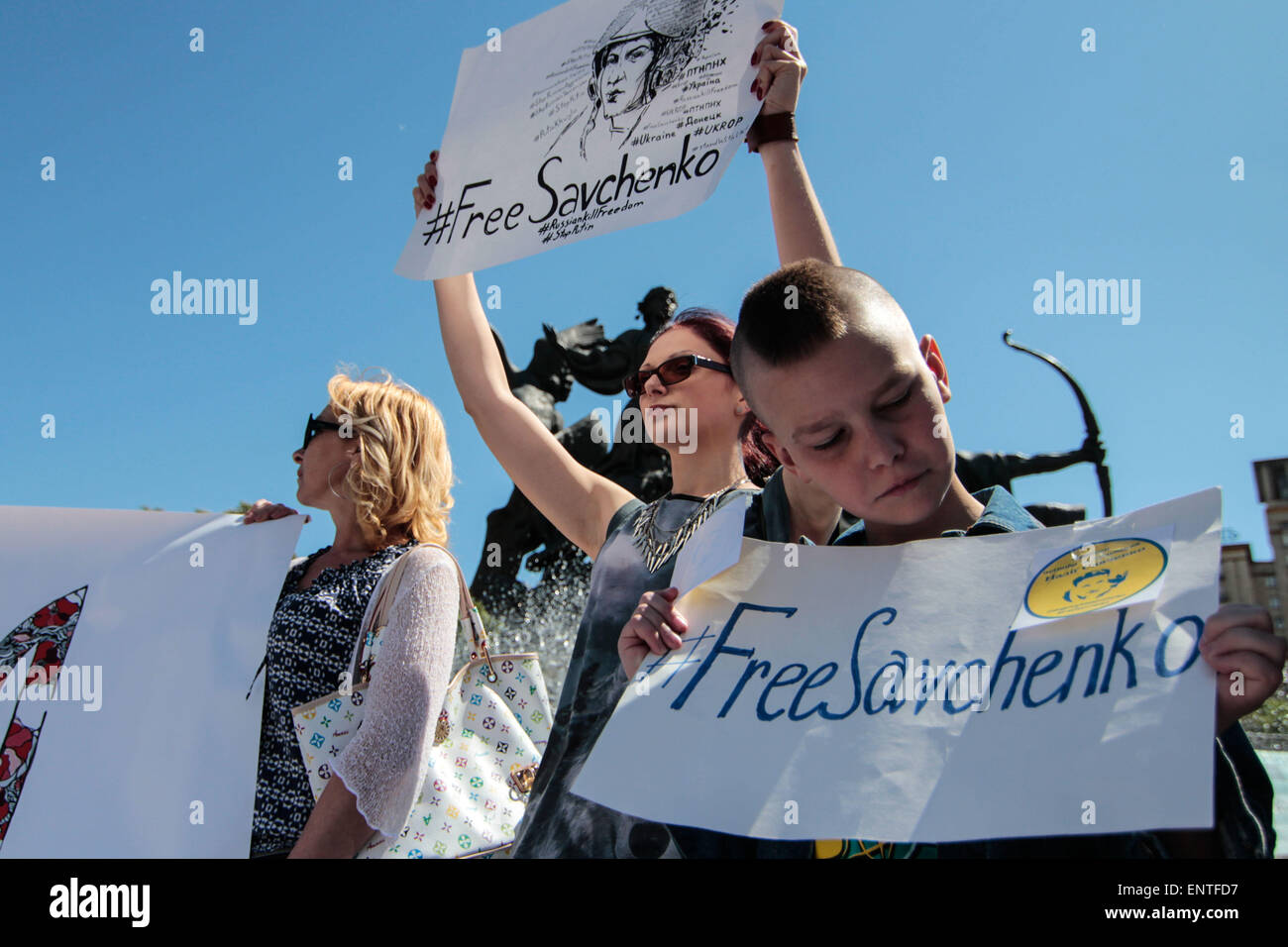 Kiev, Ucraina. 11 Maggio, 2015. Gli ucraini tenere i ritratti di Nadia Savchenko durante un rally di sostegno nel centro di Kiev, Ucraina, 11 maggio 2015. Gli attivisti contrassegnare il compleanno del governo ucraino forze Nadiya pilota Savchenko e domanda il suo rilascio dalla prigione russa. Nadiya Savchenko mentre si serve con il governo ucraino forze era catturato il 17 giugno dal pro-russo di militanti del auto-proclamato Luhansk Repubblica Popolare e viene mantenuta in russo in carcere, accusato del presunto coinvolgimento nella morte di due giornalisti russi. Credito: Nazar Furyk/ZUMA filo/ZUMAPRESS.com/Alamy Live Foto Stock