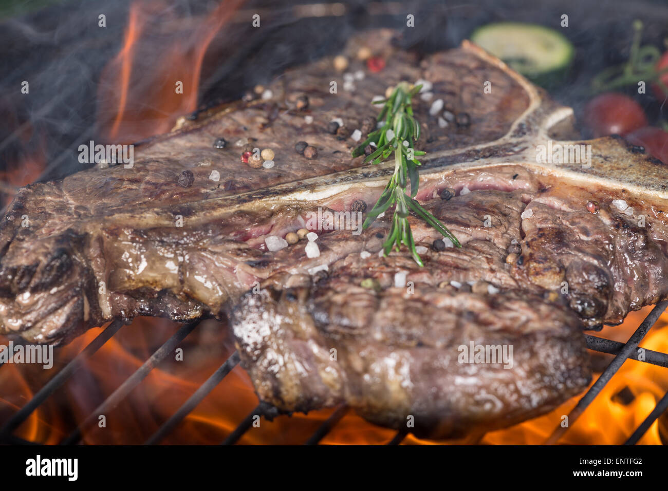 Deliziose carni bovine t-bone steak su garden grill, close-up Foto Stock