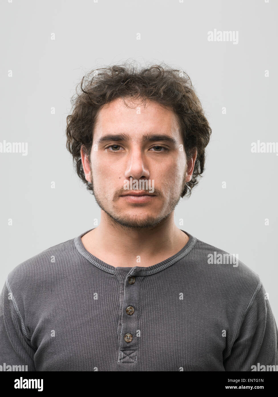 Vista frontale del uomo caucasico con espressione vuota. persone reali ritratto Foto Stock