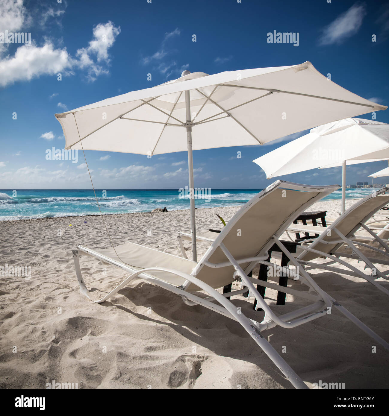 Caraibi spiaggia con ombrelloni e lettini Foto Stock