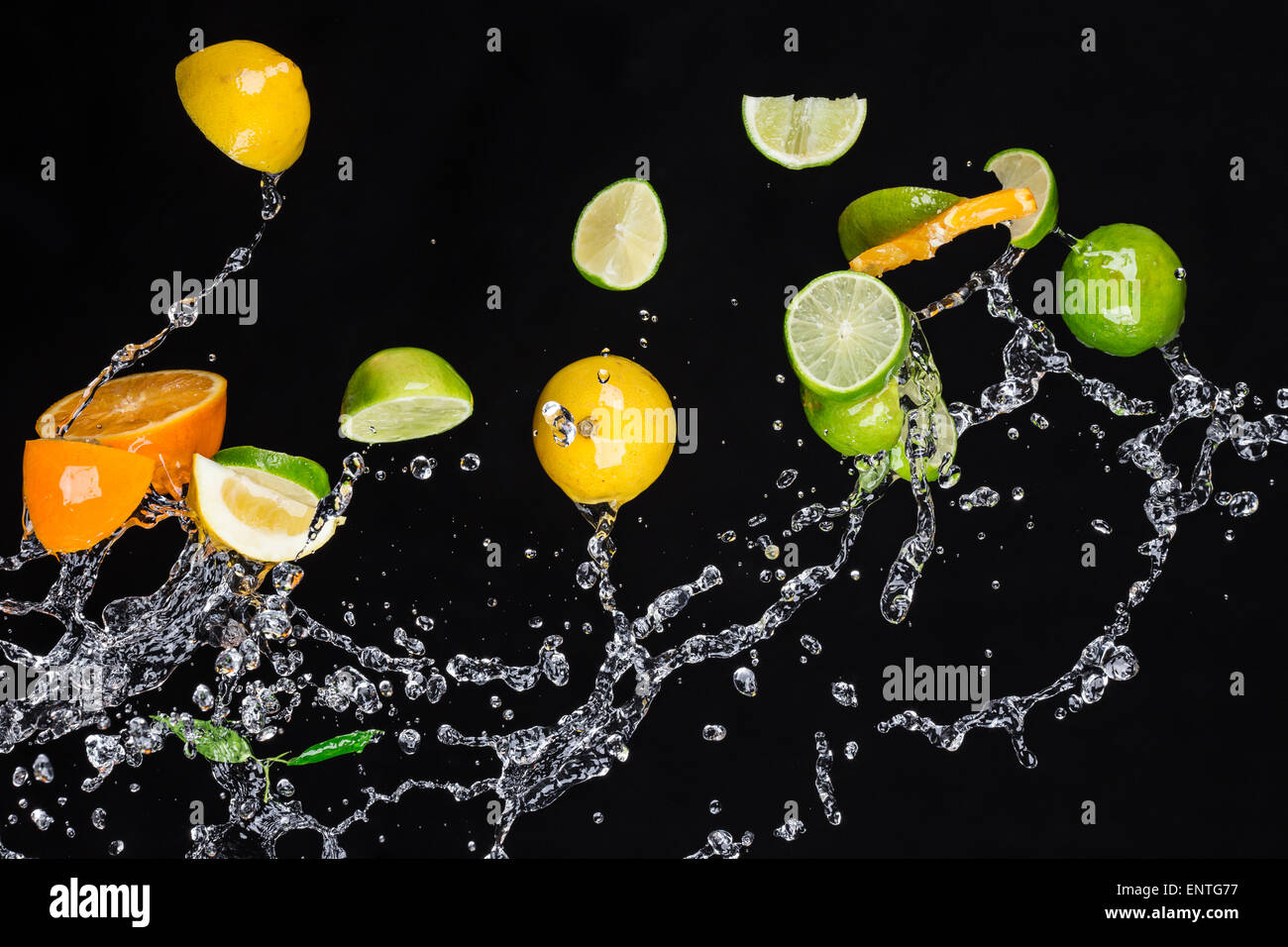 Frutta fresca con acqua splash su sfondo nero Foto Stock