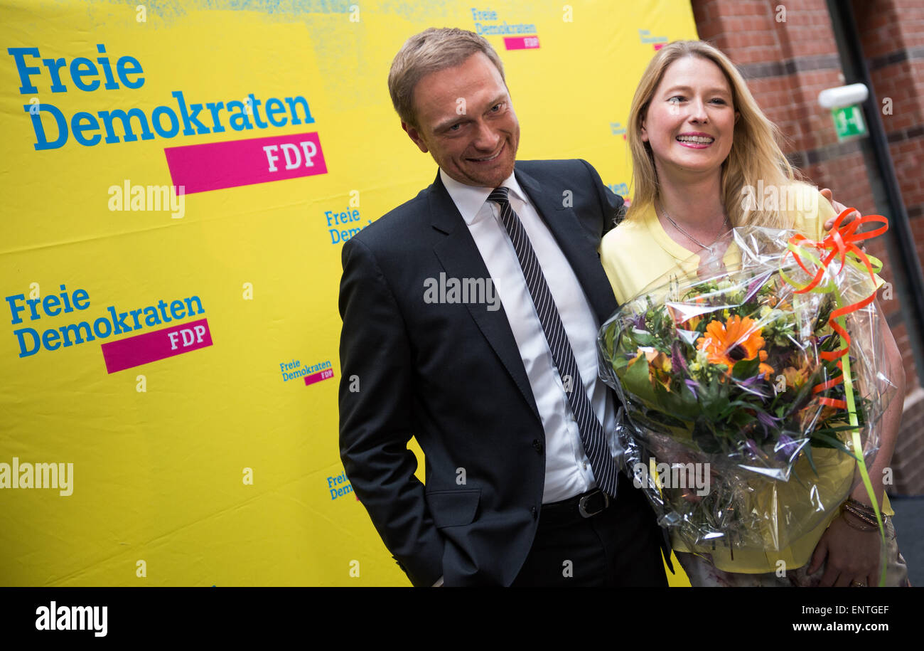 Berlino, Germania. 11 Maggio, 2015. FDP superiore del candidato per le elezioni di Brema Lencke Steiner (R) e FDP Partito Christian Lindner salutare ogni altro nel corso di una conferenza stampa a Thomas Dehler house a Berlino, Germania, 11 maggio 2015. Un operatore storico stato di Brema coalizione dei socialdemocratici e dei Verdi è stato rieletto in stato tedesco di Brema, secondo un precoce 11 Maggio il voto di proiezione di conteggio, un giorno dopo elezioni legislative. Il conteggio finale non è dovuto fino al 13 maggio. Foto: Bernd von Jutrczenka/dpa/Alamy Live News Foto Stock