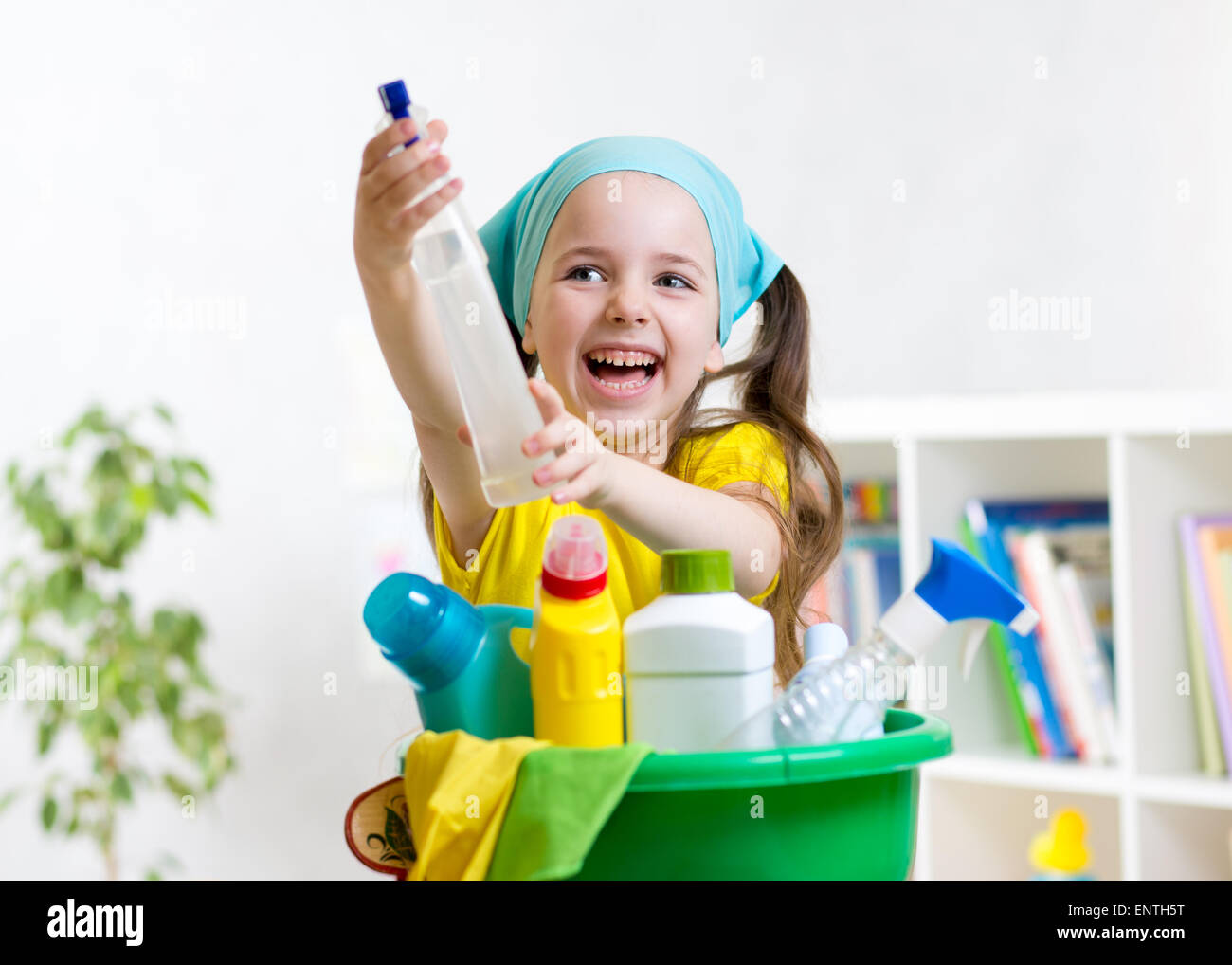 Carino kid bambina pulisce in vivaio Foto Stock