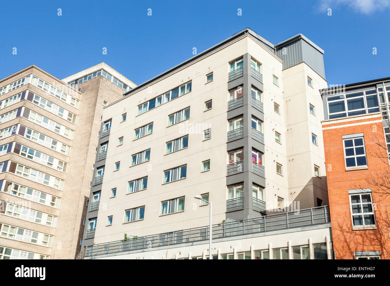 Guardando verso l'alto alto e moderno di città edifici, Maid Marian Way, Nottingham, Inghilterra, Regno Unito Foto Stock