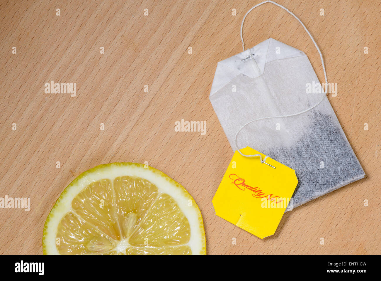 Limone con una tasca di tè Qualità 1 Foto Stock