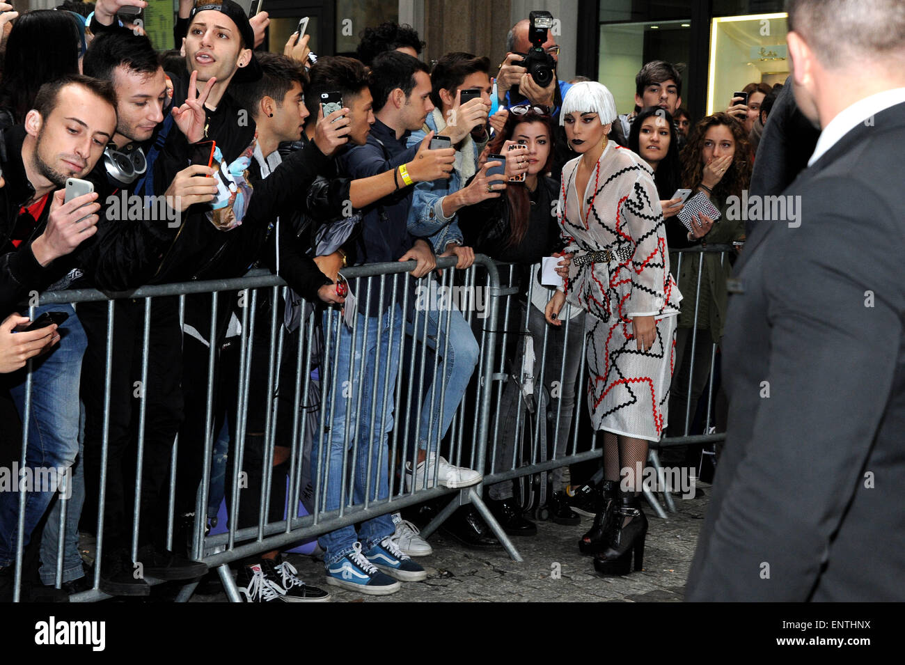 Lady Gaga al di fuori del suo hotel di Milano che indossa un vestito modellato e un breve, bob stile, parrucca bianca. Ella ha salutato i fan e posato per le foto come ha lasciato l'hotel. Dotato di: Lady Gaga Dove: Milano, Italia Quando: 06 Nov 2014 Foto Stock