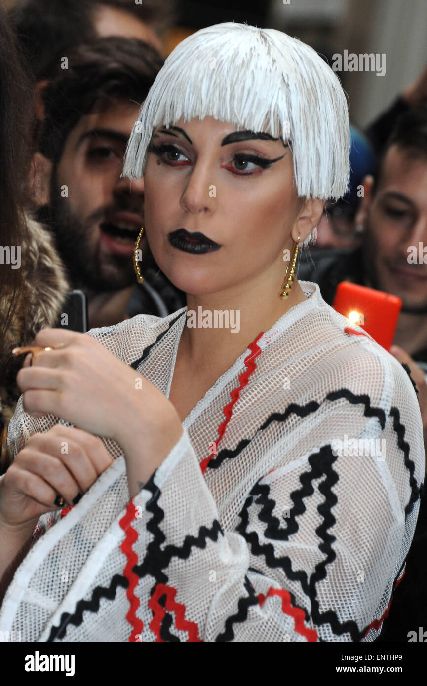 Lady Gaga al di fuori del suo hotel di Milano che indossa un vestito modellato e un breve, bob stile, parrucca bianca. Ella ha salutato i fan e posato per le foto come ha lasciato l'hotel. Dotato di: Lady Gaga Dove: Milano, Italia Quando: 06 Nov 2014 Foto Stock