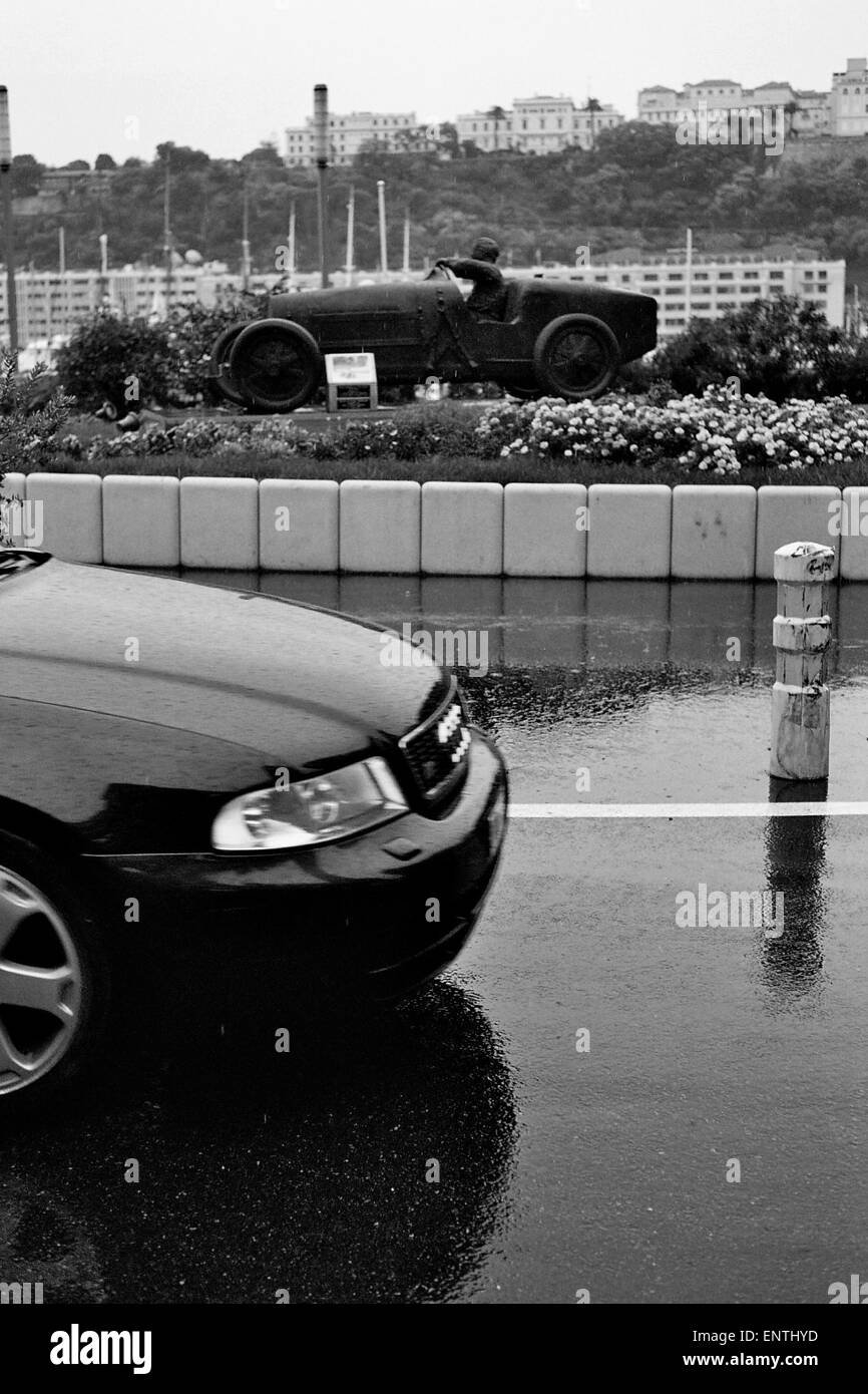 AJAXNETPHOTO. MONTE CARLO, monaco. - MOTOR RACING - Arte Scultura in bronzo di FRANCOIS CHEVALIER DI WILLIAM GROVER-Williams vincitore del primo MONTE CARLO GRAND PRIX nel 1929 alla guida di una Bugatti A ST.dedicare alla prima curva del circuito del GRAND PRIX. Foto:JONATHAN EASTLAND/AJAX REF:TC4920BW_36_32 Foto Stock