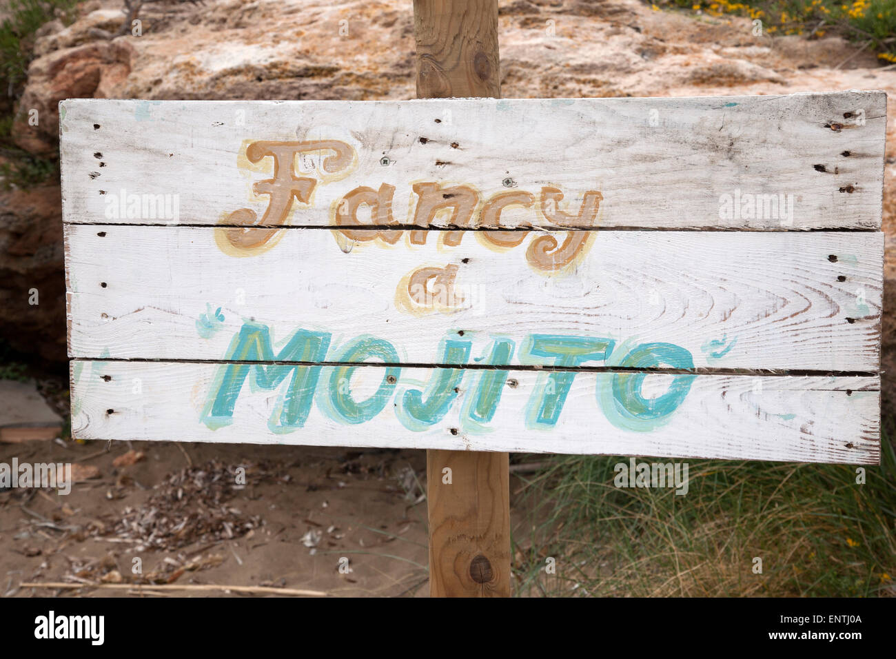 Il Mojito segno, Spiaggia di Es Figueral, Ibiza, Isole Baleari, Spagna Foto Stock