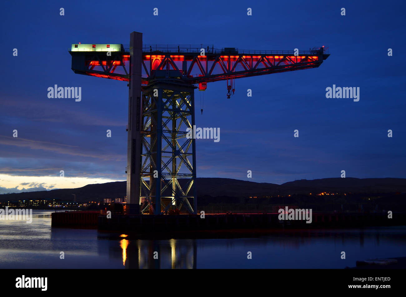 Clydebank La Titan Crane illuminato in rosso per commemorare l anniversario del Clydebank Blitz, tredicesimo e quattordicesimo marzo 1941 Foto Stock